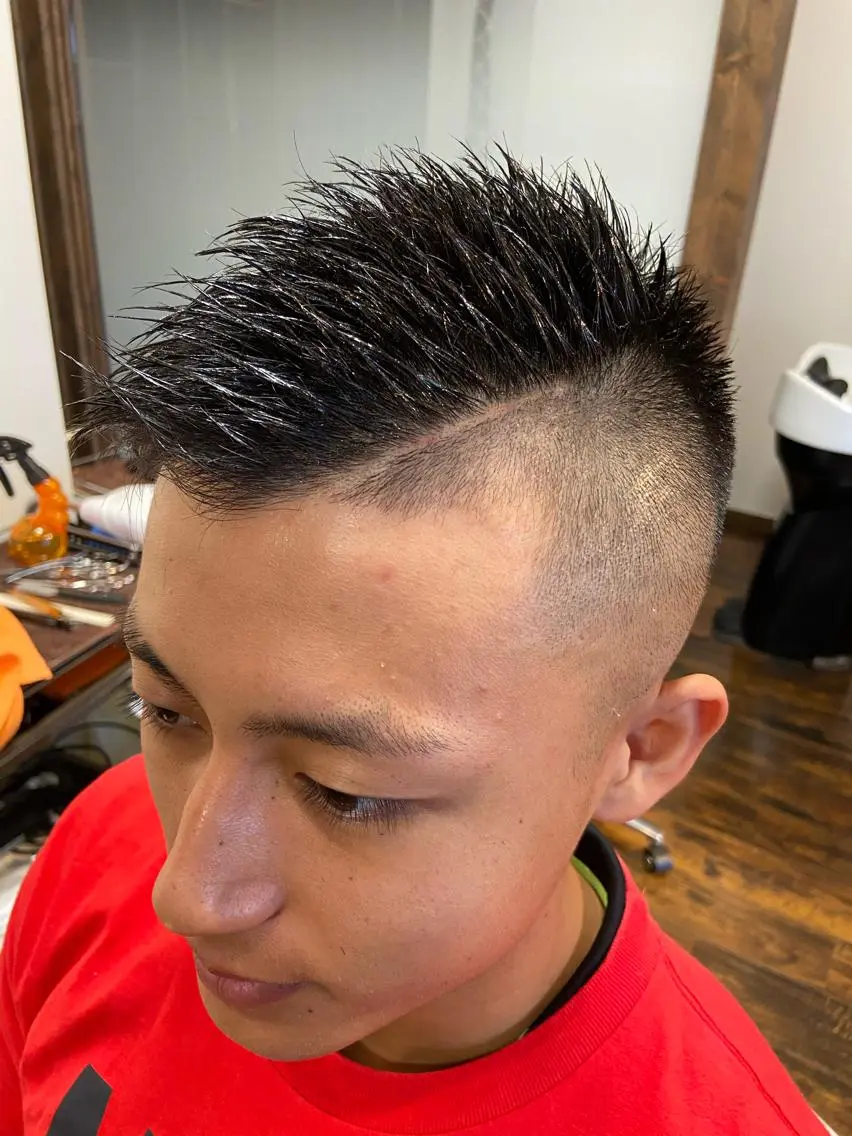 ショート メンズ フェードカット モヒカン 勝崎 優志のヘアスタイル