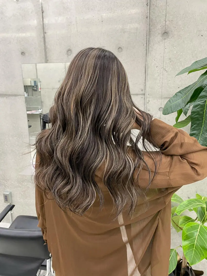ロング カラー 岡留 愛美のヘアスタイル