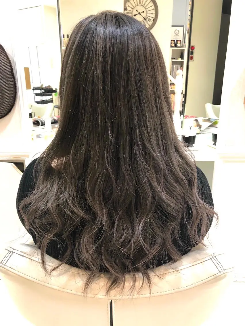 ロング カラー バレイヤージュ グレージュ レイヤーカット ヘアカラー トリートメント 🌈ぷる艶カラー🌈 髪質改善👑柳沼尚貴のヘアスタイル