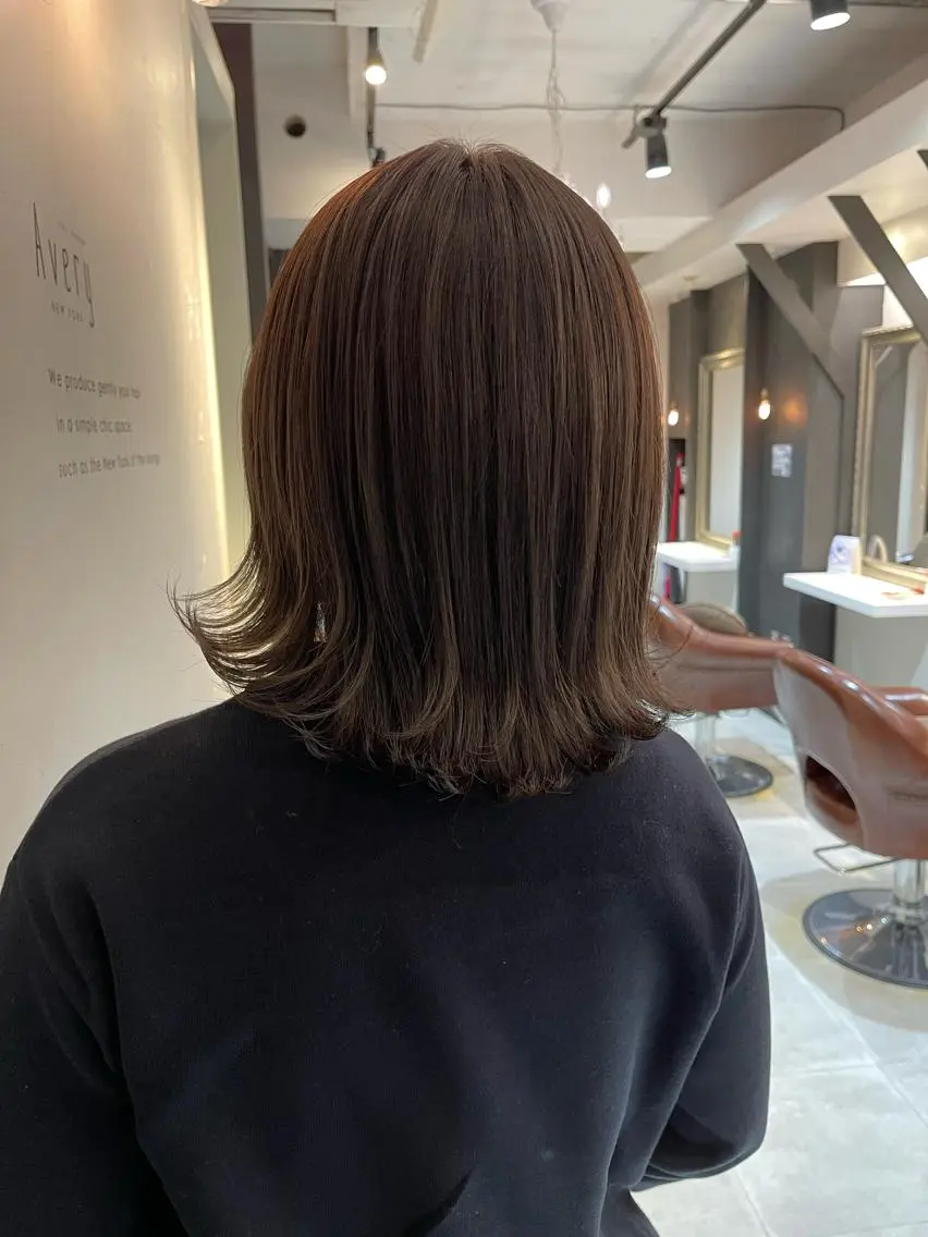 ミディアム カラー ベージュカラー ミルクティーベージュ ヘアカラー トリートメント Avery SHINのヘアスタイル