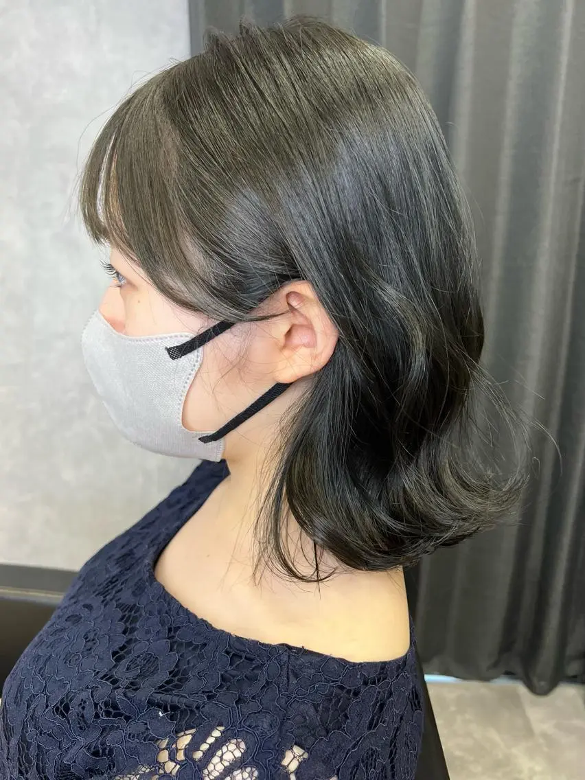 ミディアム カラー ヘアアレンジ ベージュカラー ブリーチ ダブルカラー ミルクティーベージュ ヨシンモリ hiiko顔まわり カットのヘアスタイル