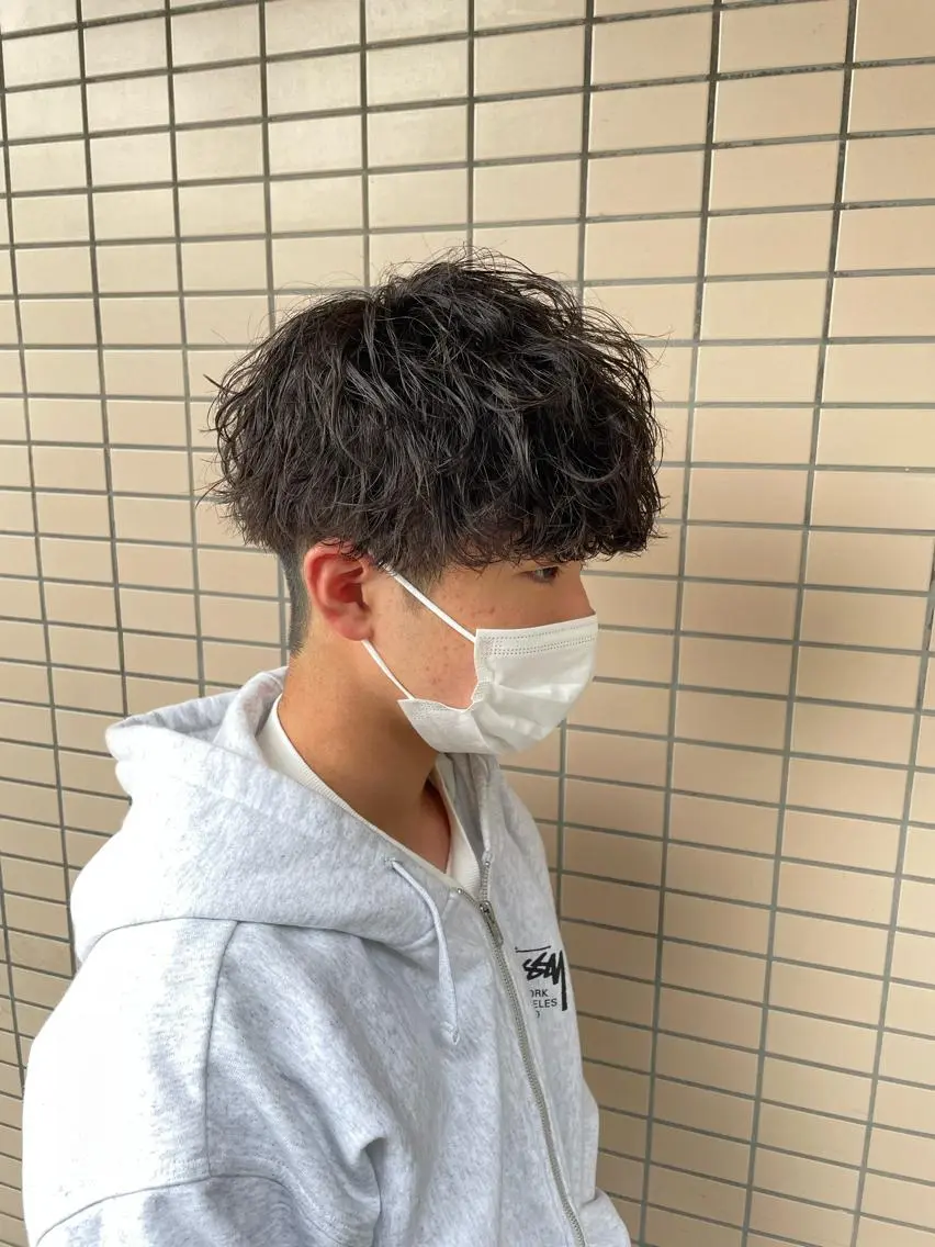 ショート カラー パーマ ヘアアレンジ メンズ メンズブリーチ センターパート メンズハイライト メンズハイトーン マッシュウルフ スパイキー/フェザー /波巻き/かいとのヘアスタイル