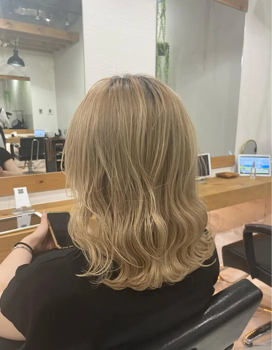 セミロング カラー パーマ ヘアアレンジ 厚地 伽寧のヘアスタイル