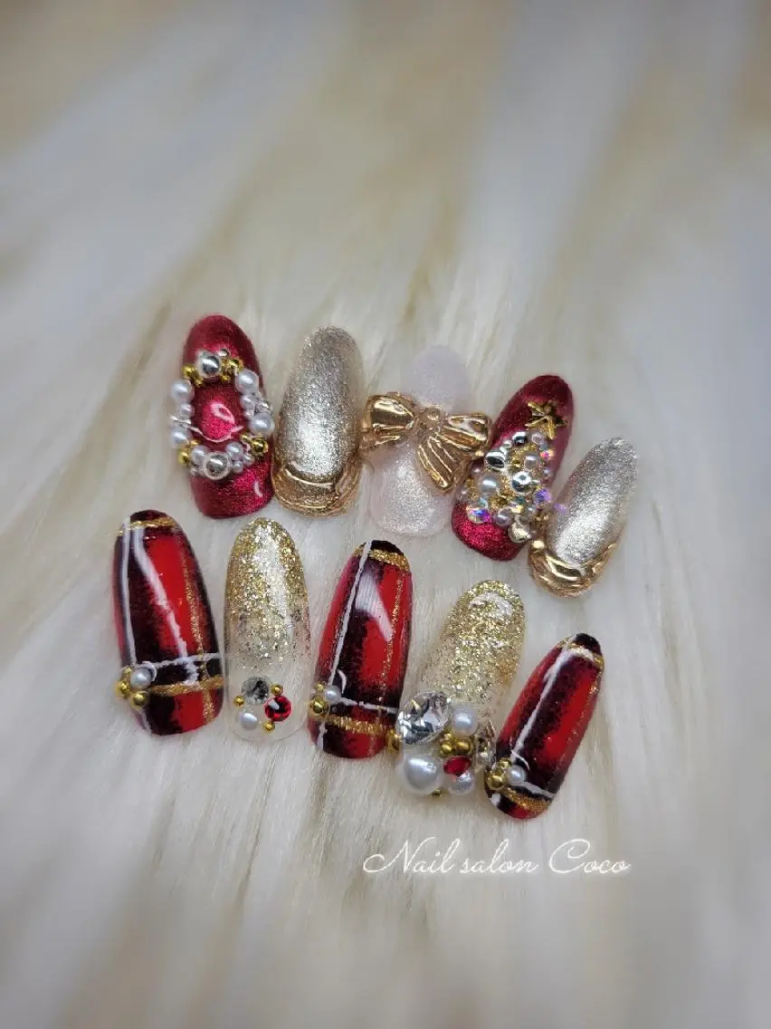 ネイル ゴールド 赤色 リボン 冬ネイル クリスマス Nail salon Coco【溝の口駅】のネイルデザイン