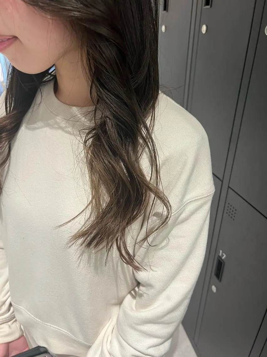 ロング カラー グレージュ シアーグレージュ 暗髪カラー🫐パーマ おくだりんかのヘアスタイル