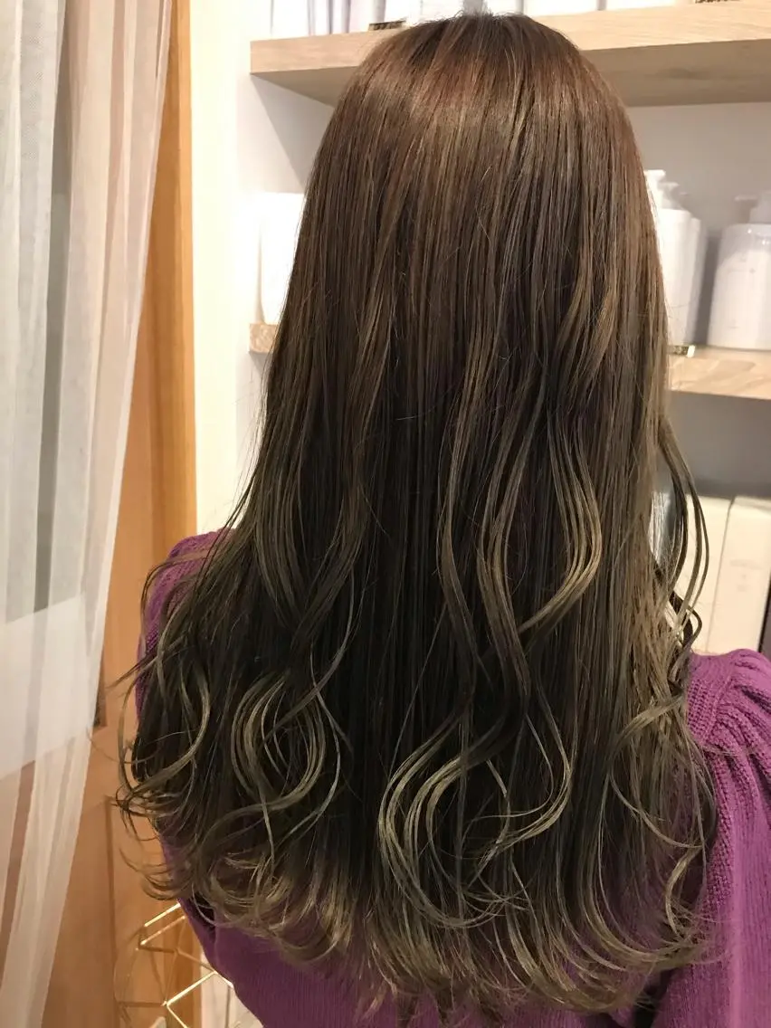 ロング カラー ベージュカラー グラデーションカラー 由比藤理子 ブリーチカラー🌈のヘアスタイル