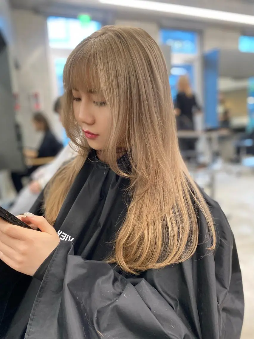 ミディアム カラー ヘアアレンジ ベージュカラー ブリーチ 顔まわりレイヤー レイヤーカット mina 🌷のヘアスタイル