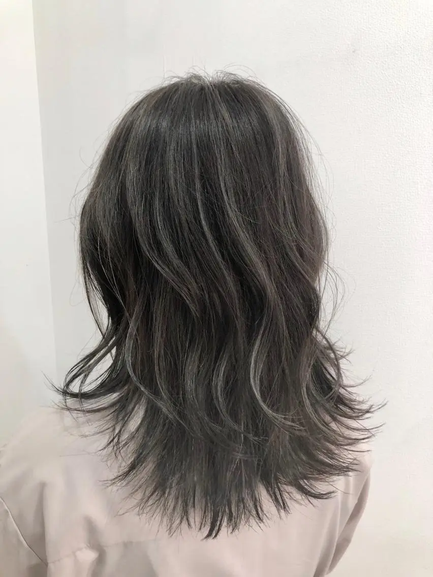 ミディアム 白いハイライト🤍 タナカリョウスケのヘアスタイル
