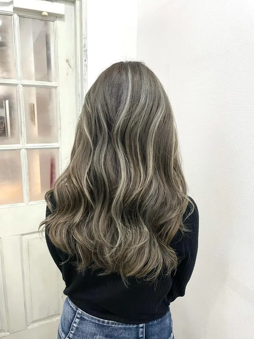 セミロング 白いハイライト🤍 タナカリョウスケのヘアスタイル