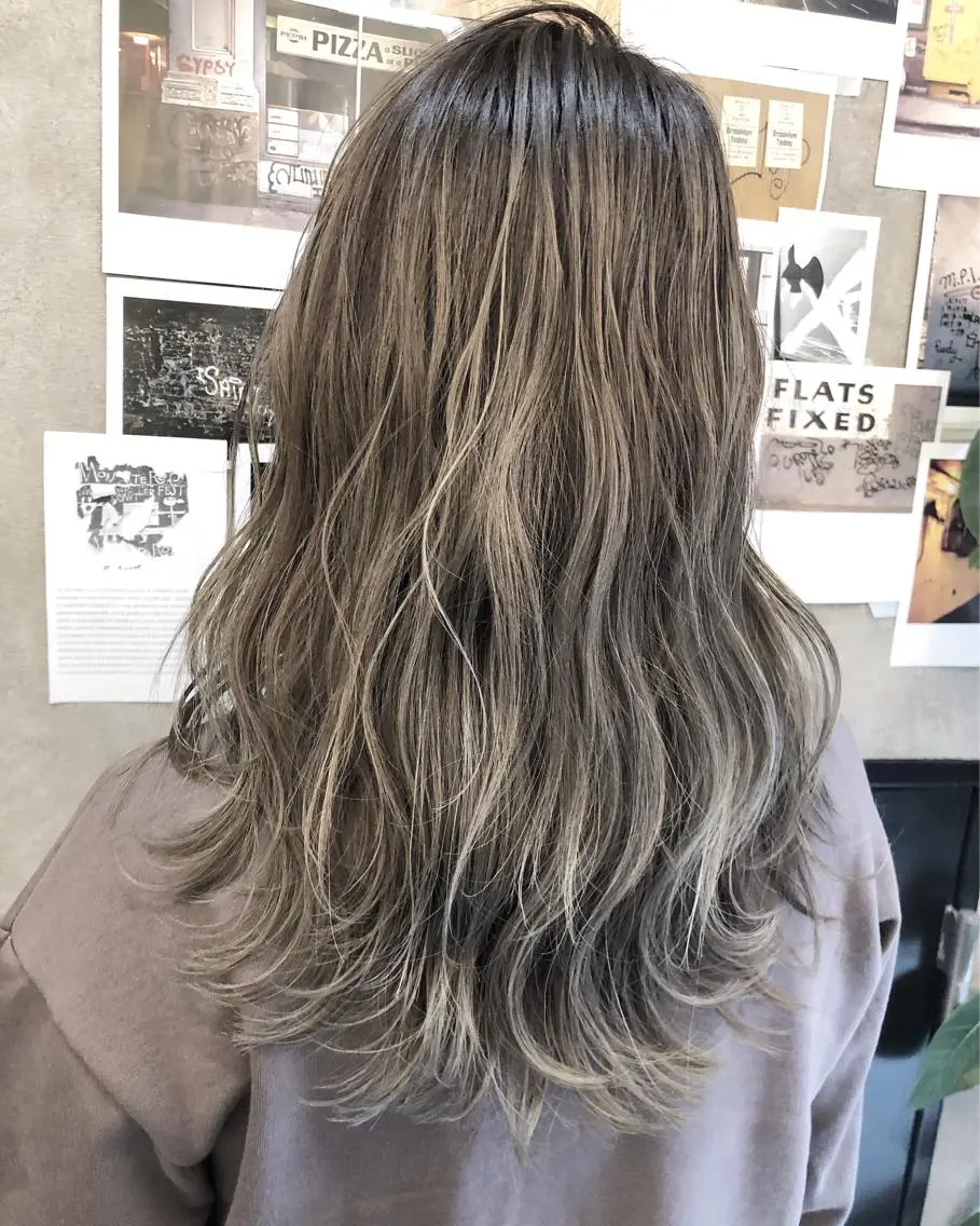 セミロング カラー ヘアカラー 顔周りレイヤーカット ブリーチminamiのヘアスタイル