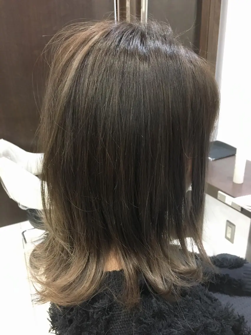 セミロング カラー ブリーチ グラデーションカラー グレージュ 寺内 紳悟のヘアスタイル