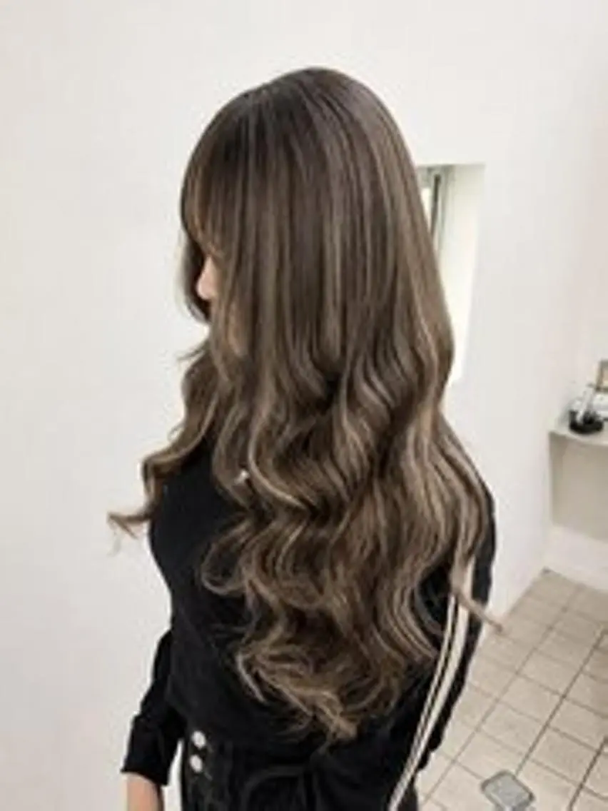 カラー ヘアアレンジ ロング シールエクステ 黒髪 ブリーチ デザインカラー ダブルカラー エクステ¥5000 LuciAカラーのヘアスタイル
