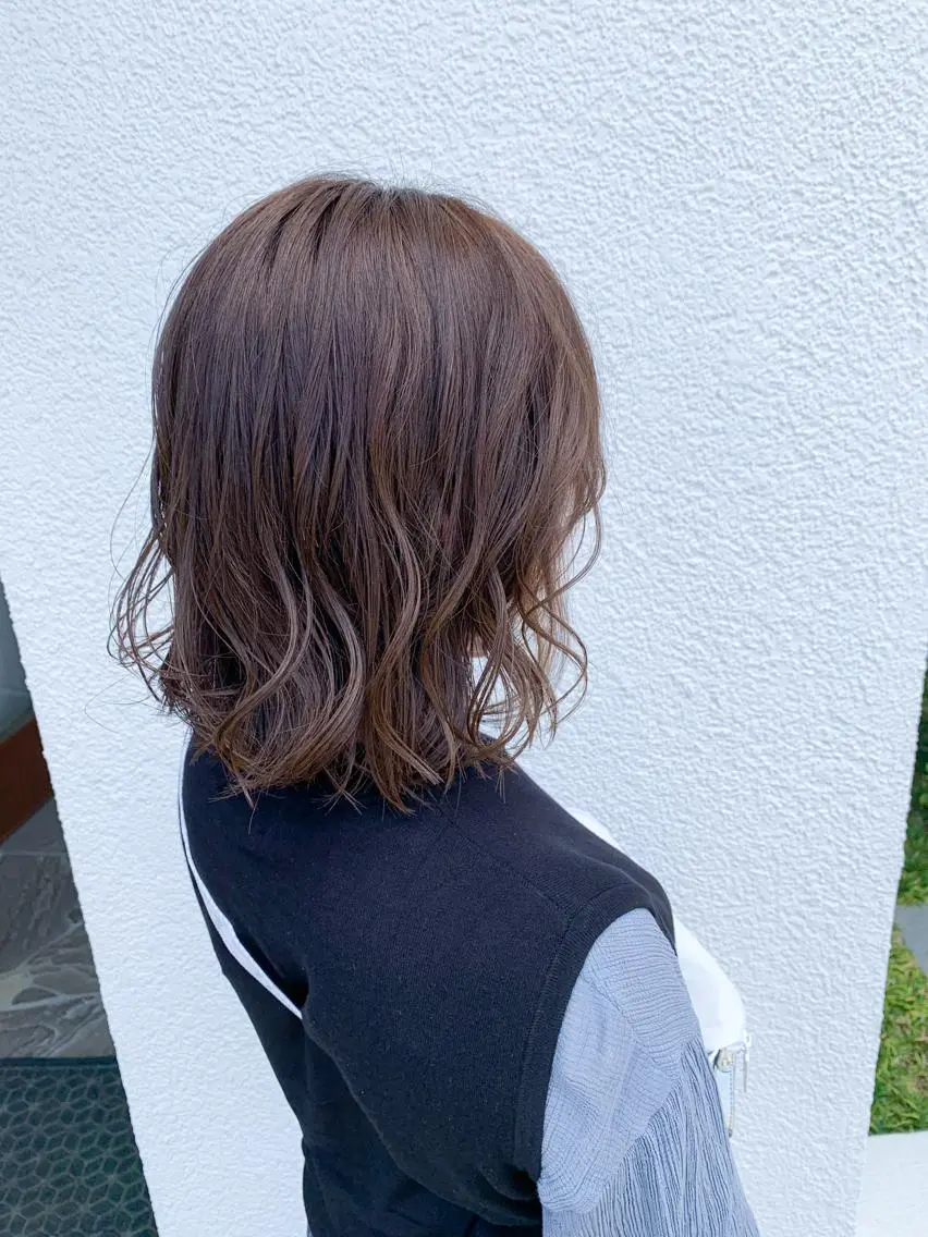 ミディアム カラー ヘアアレンジ アッシュ ベージュカラー 外ハネヘア メンズパーマ職人 加藤 弘貴のヘアスタイル
