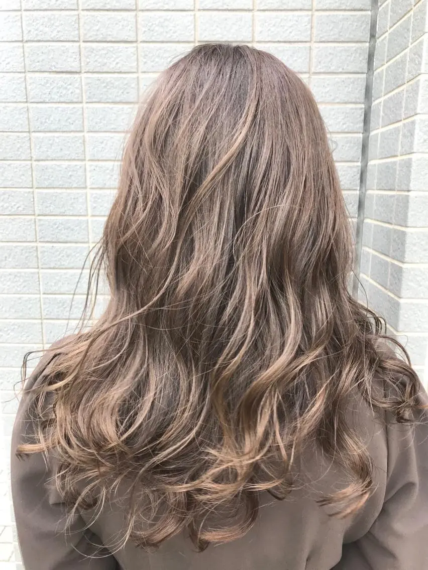 ロング カラー ヘアアレンジ ベージュカラー ハイライトカラー ハイライト スズキ シオリのヘアスタイル