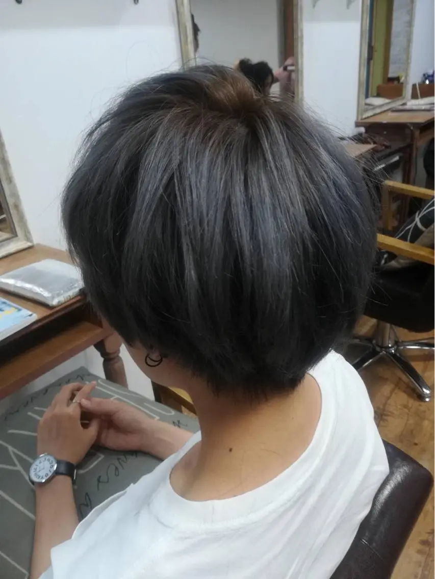 ショート カラー ブリーチ シルバー yui .のヘアスタイル