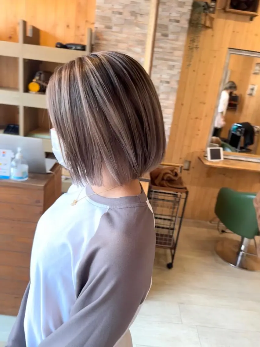 ミディアム レイヤーカット カット ヘアカラー ハイトーン belle ナホのヘアスタイル
