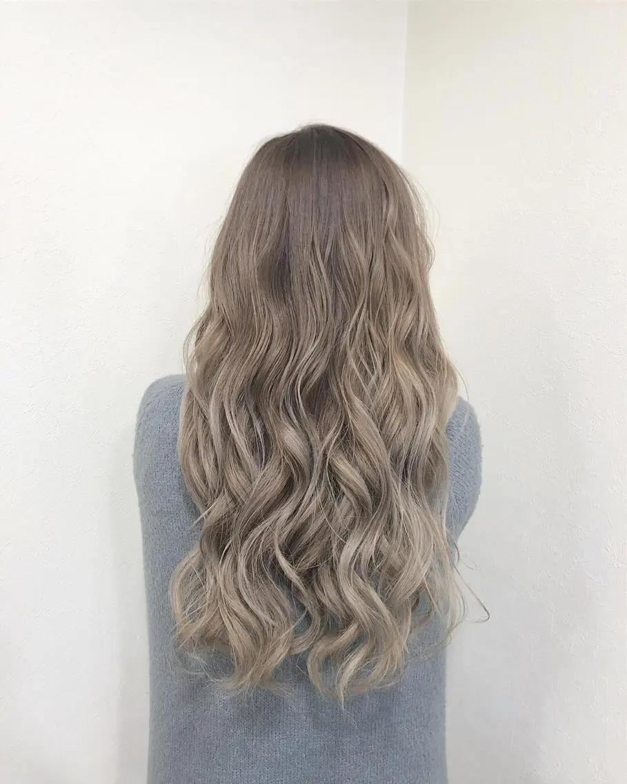 ロング ハイライト ヤマグチ ヒカルのヘアスタイル