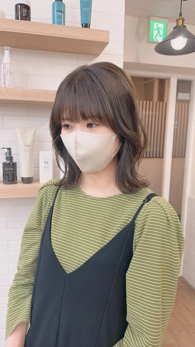ミディアム カラー パーマ ヘアアレンジ メンズ キッズ ネイル マツエク・マツパ アイブロウ レイヤーカット／ 巻ける縮毛矯正のヘアスタイル