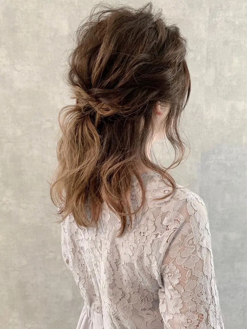 ミディアム カラー ヘアアレンジ ハーフアップ ベージュカラー グラデーションカラー ヘアカラー トリートメント 小林 正樹のヘアスタイル