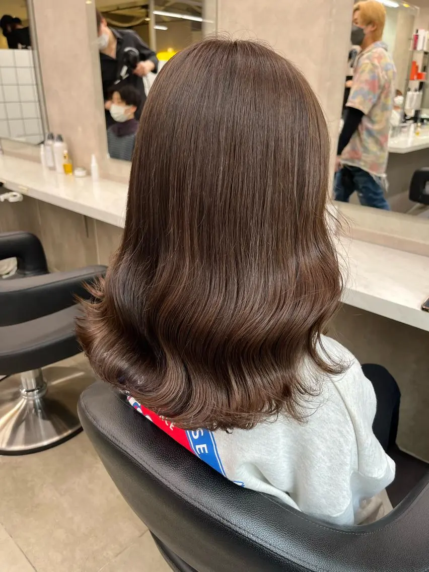 セミロング 寒色/ベージュヘア ブリーチありMiOのヘアスタイル