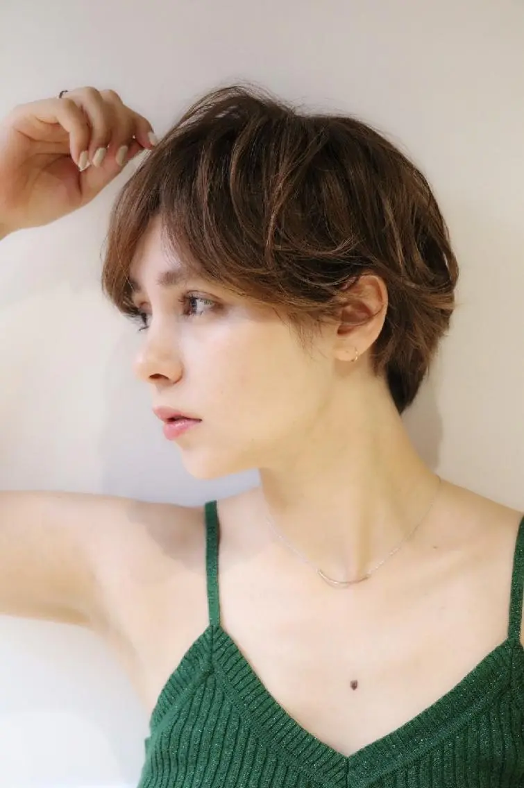 ショート カラー パーマ ショートボブ グレージュ ボブ くせ毛 ショートヘア カット トリートメント Memoriese 表参道のヘアスタイル
