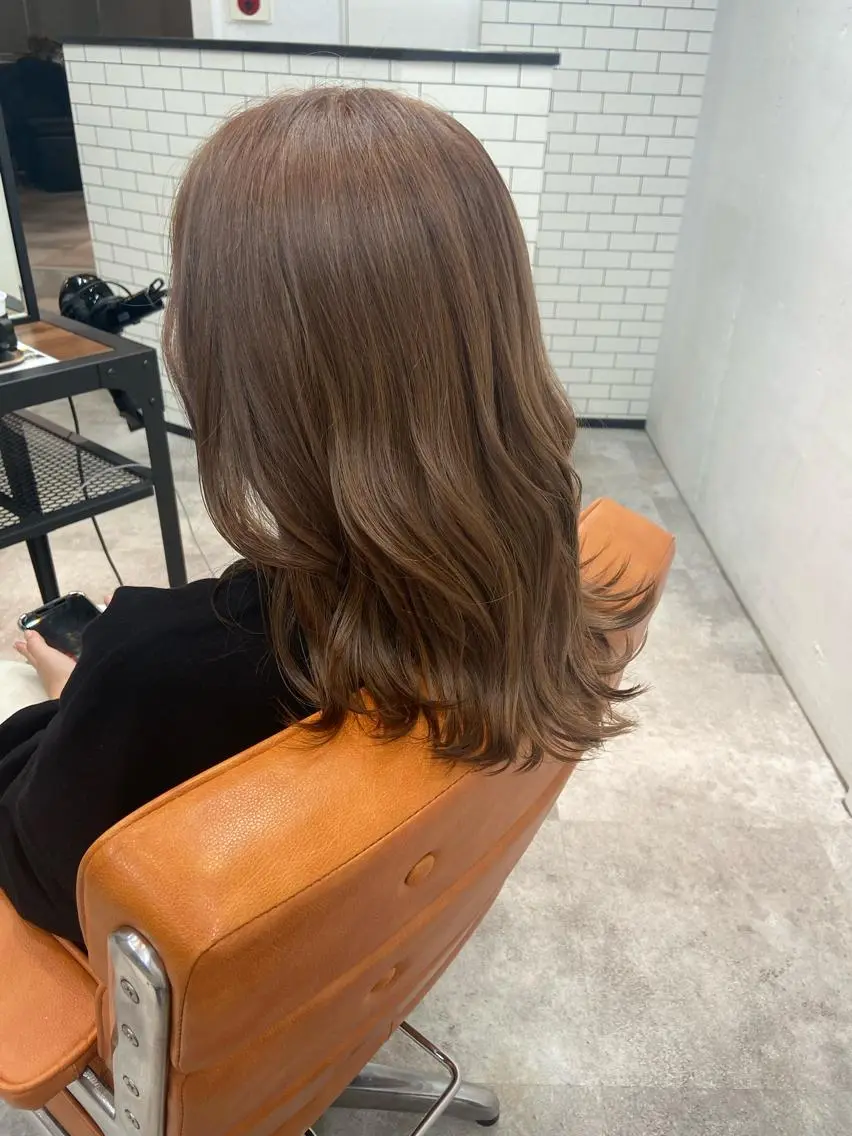 ミディアム カラー アッシュ ベージュカラー カット ヘアカラー トリートメント ウルフカット レイヤーカット上柿のヘアスタイル
