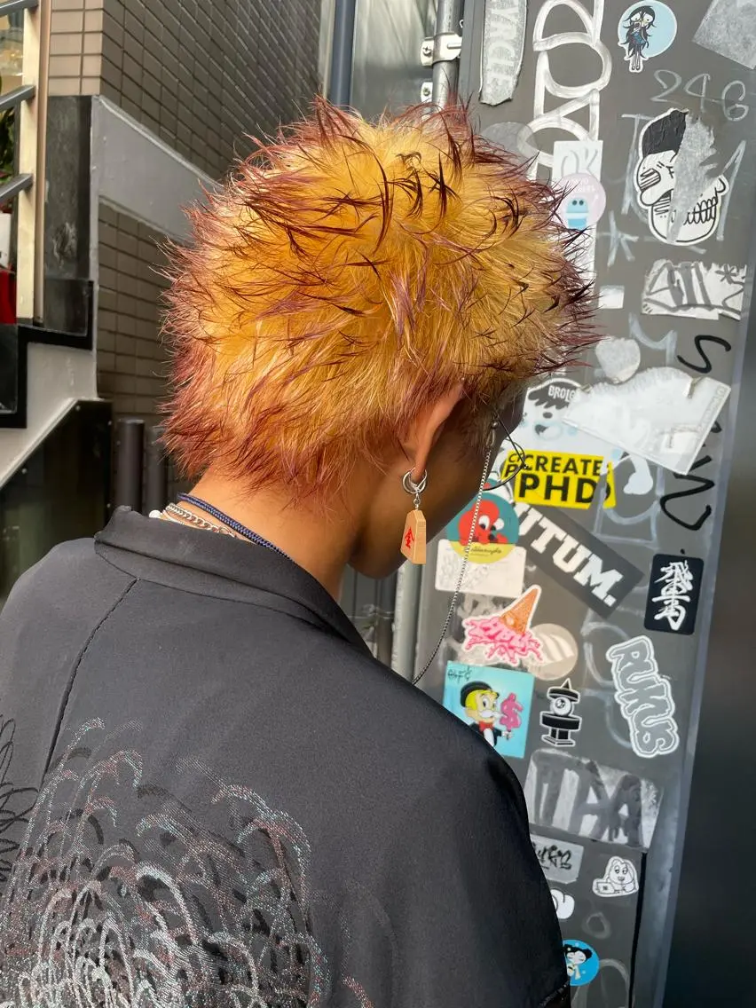 ショート カラー メンズ メンズバレイヤージュ メンズブリーチ センターパート フェードカット メンズハイライト スパイラルパーマ 🌐hina⭐️のヘアスタイル