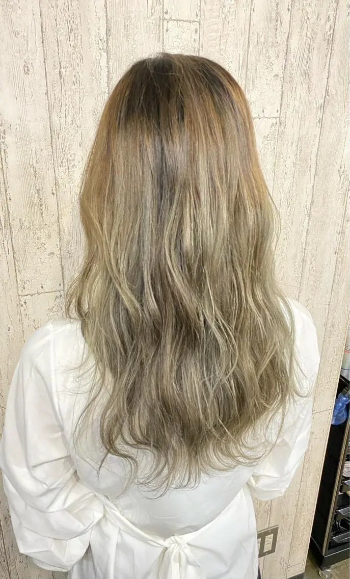 ロング カラー バレイヤージュ ベージュカラー ブロンド デザインカラー ハイライトカラー 勝河 怜楊のヘアスタイル