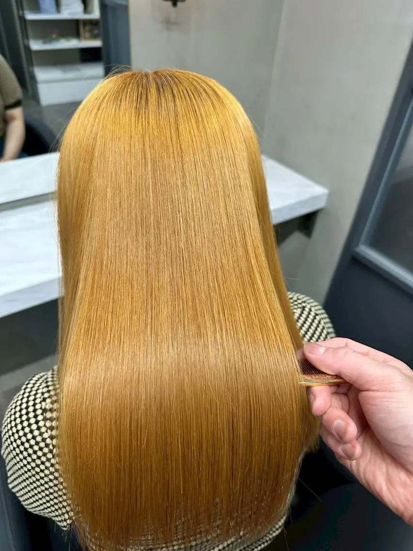 セミロング koki ハイトーンカラーのヘアスタイル