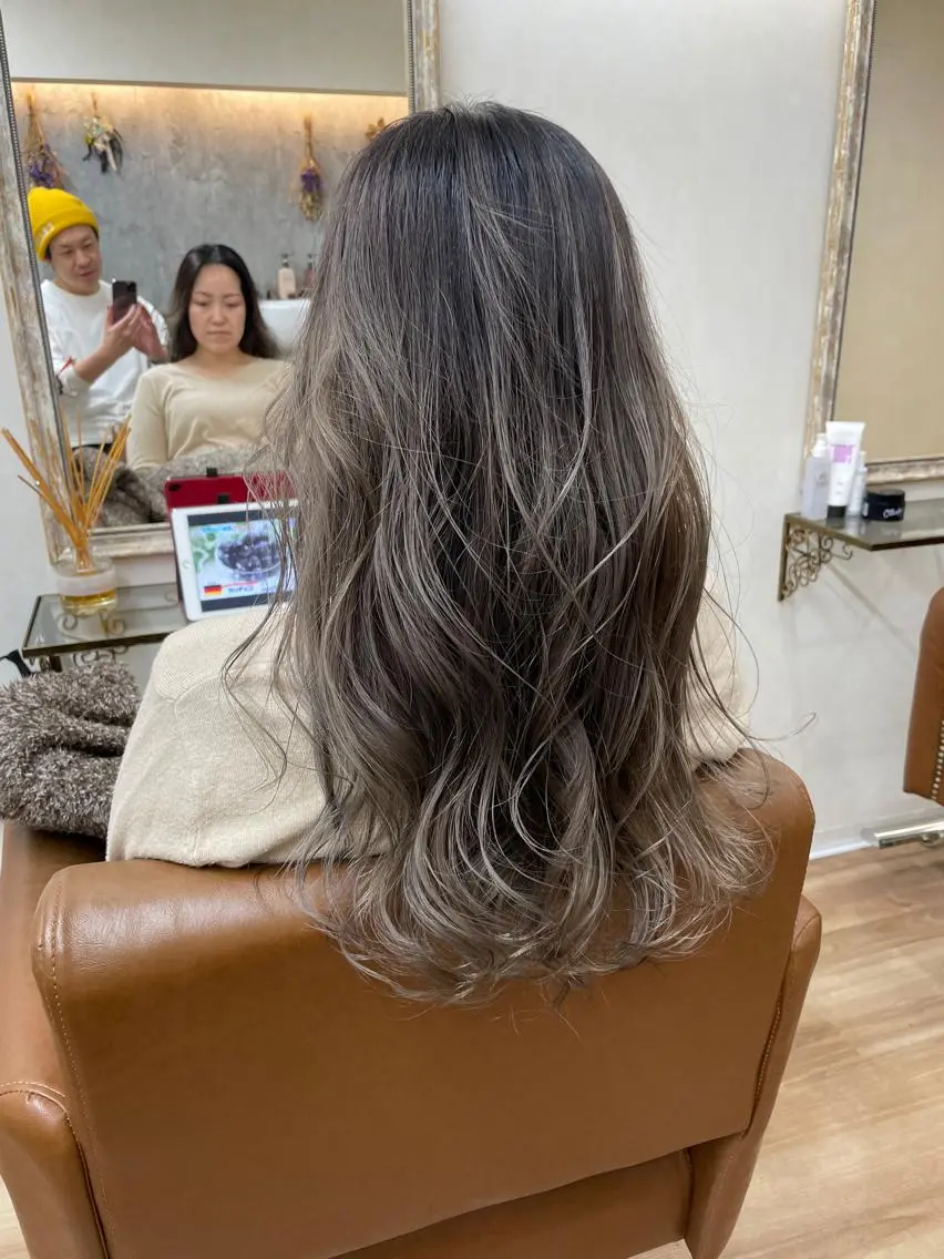ロング カラー ベージュカラー シルバー TOWA 野村　コウダイのヘアスタイル