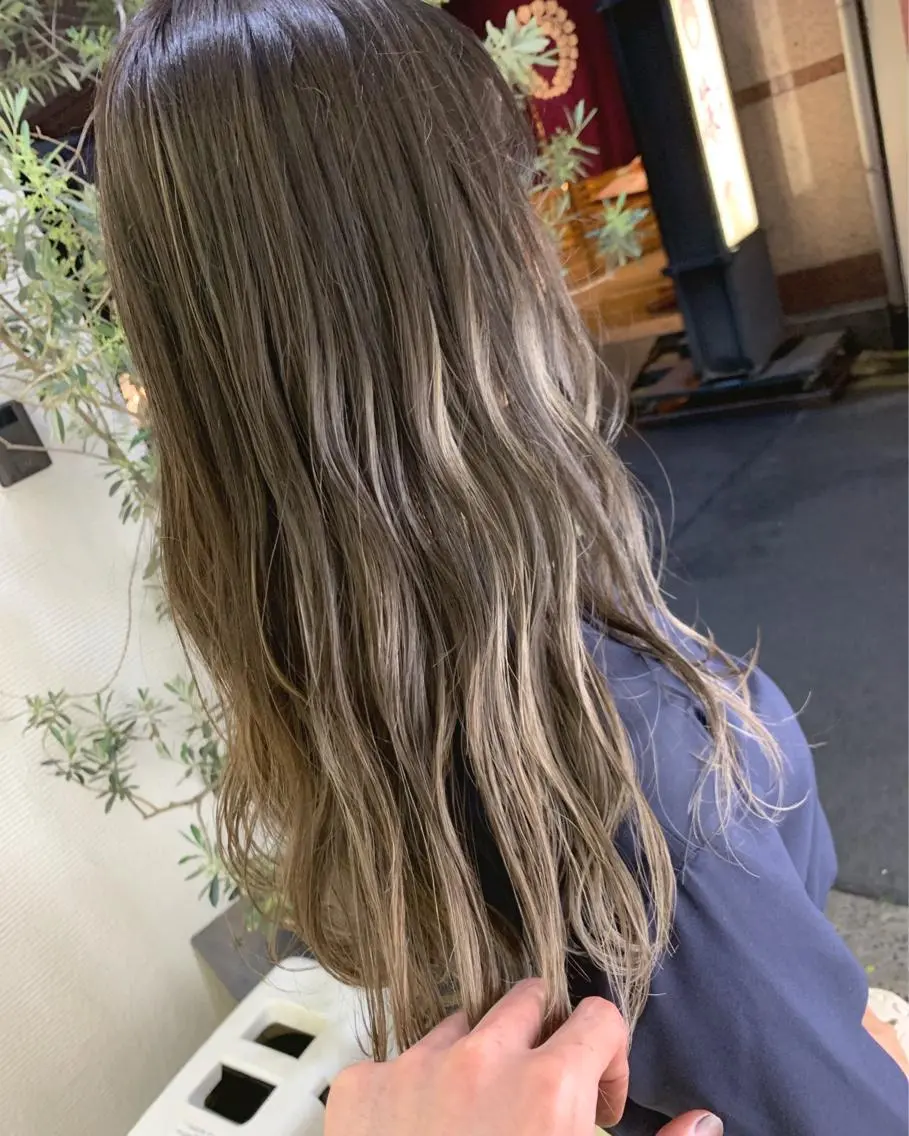 セミロング カラー レイヤーカット 西村あきやのヘアスタイル