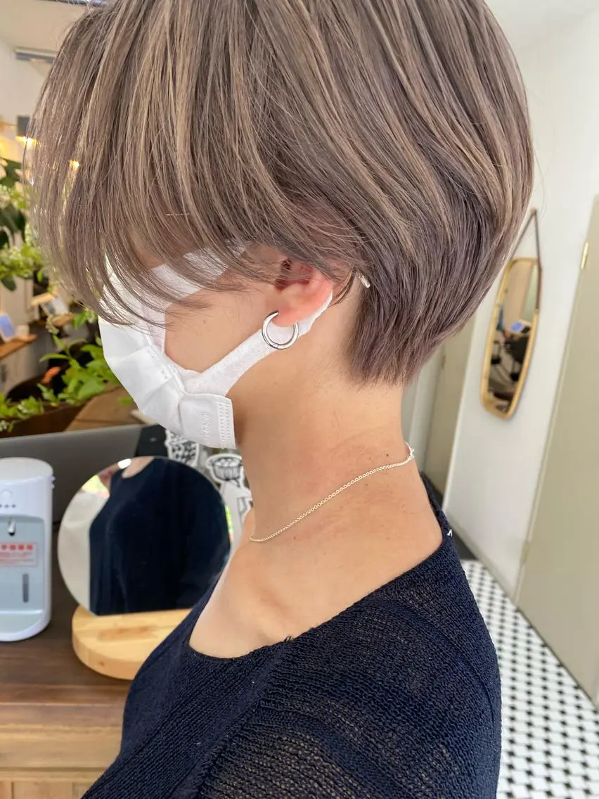ショート カラー 顔周りレイヤーカット ブリーチminamiのヘアスタイル
