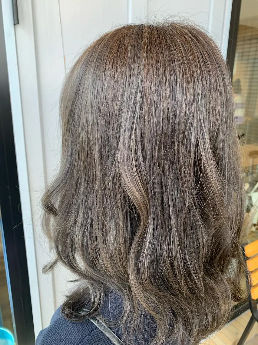 セミロング カラー ハイライトカラー ハイライト ヘアカラー トリートメント ツキダテ ユイのヘアスタイル
