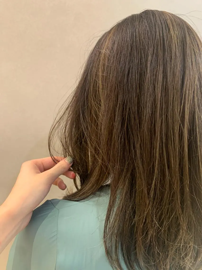 セミロング ハイライト 土佐 優奈のヘアスタイル