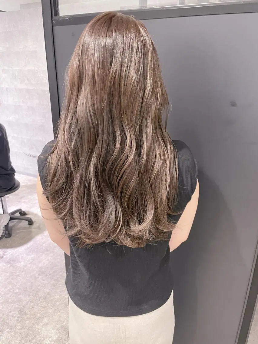 セミロング ボブ 斜めバング 外国人風カラー 伸ばしかけ ハイライト カット ヘアカラー トリートメント _WHITE鳳店 アンダーバーホワイトのヘアスタイル