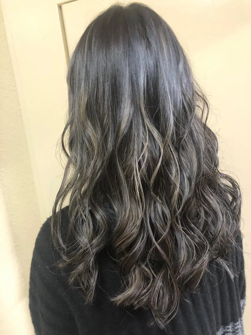 セミロング カラー ハイライトカラー 3Dハイライト ハイライト ヘアカラー レイヤーカット匠 イソザキノリユキのヘアスタイル