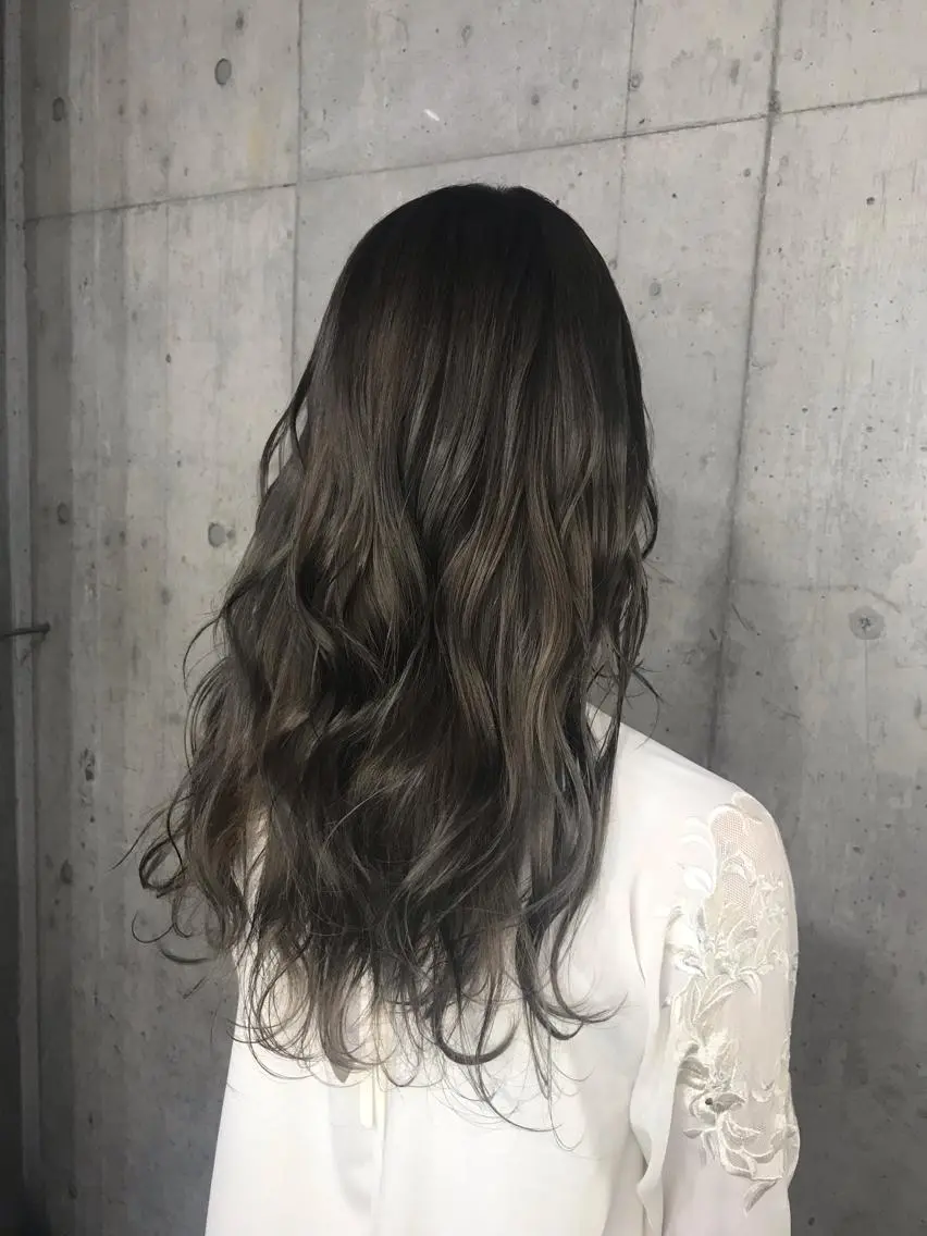 セミロング カラー パーマ ヘアアレンジ メンズ キッズ ネイル マツエク・マツパ グレージュ サロンドミルク 原宿のヘアスタイル