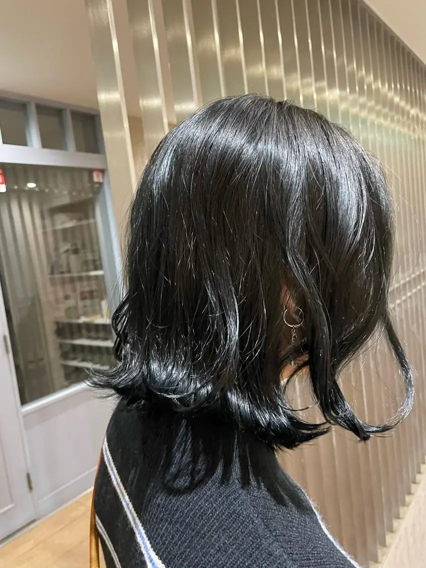 ショート カラー 黒髪 ブルーカラー ブルーブラック Takanishi くすみベージュカラーのヘアスタイル