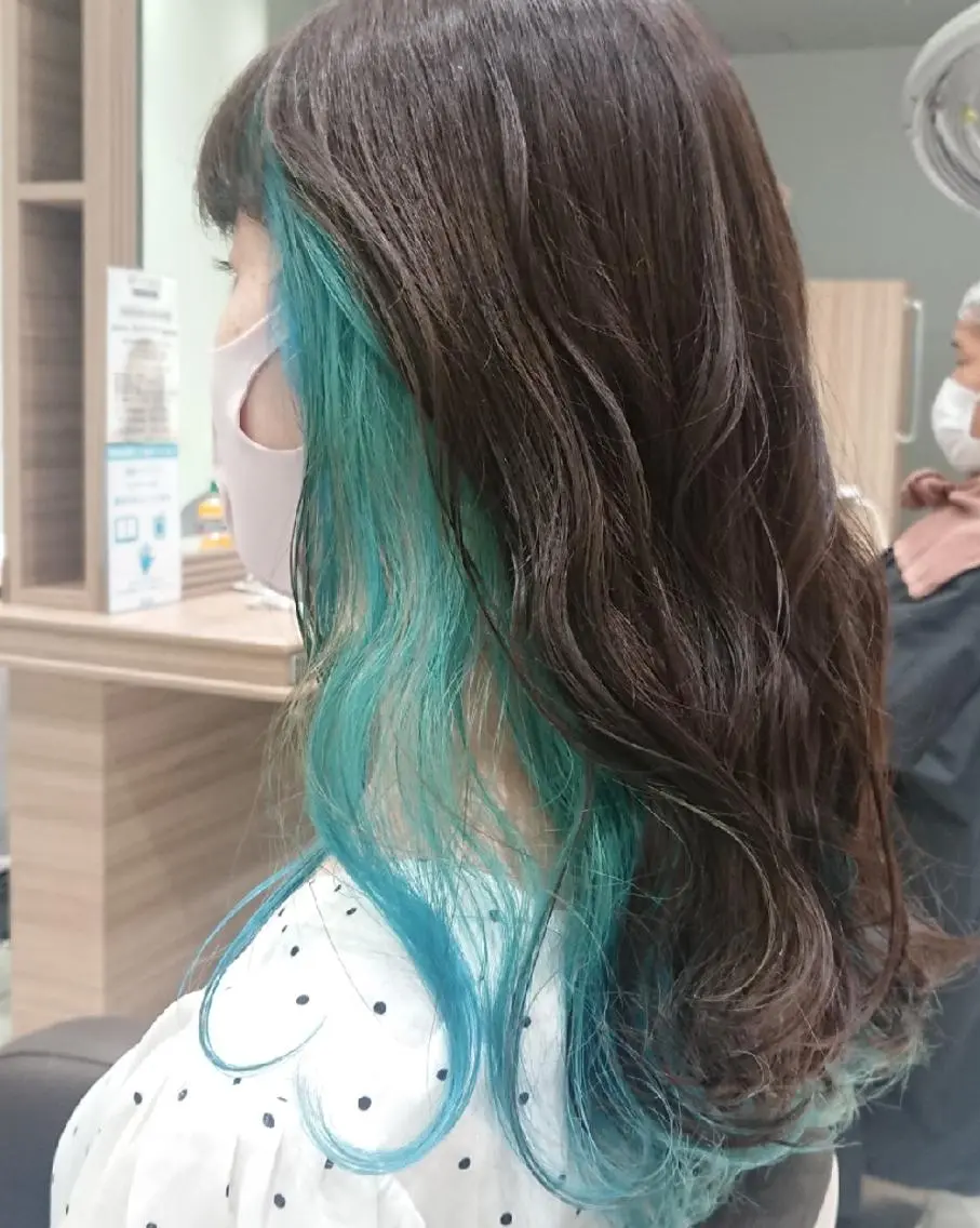 セミロング カラー ブリーチ ブルーカラー ケアブリーチ インナーカラー ウルフカット/デザイ ンカラー/あらげのヘアスタイル