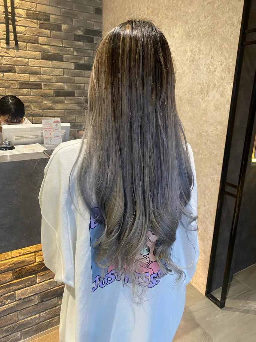 ロング カラー ブリーチ グレージュ シルバー シルバーグレージュ ホワイトシルバー ヘアカラー トリートメント earth尾形美穂 🫧髪質改善縮毛🫧のヘアスタイル