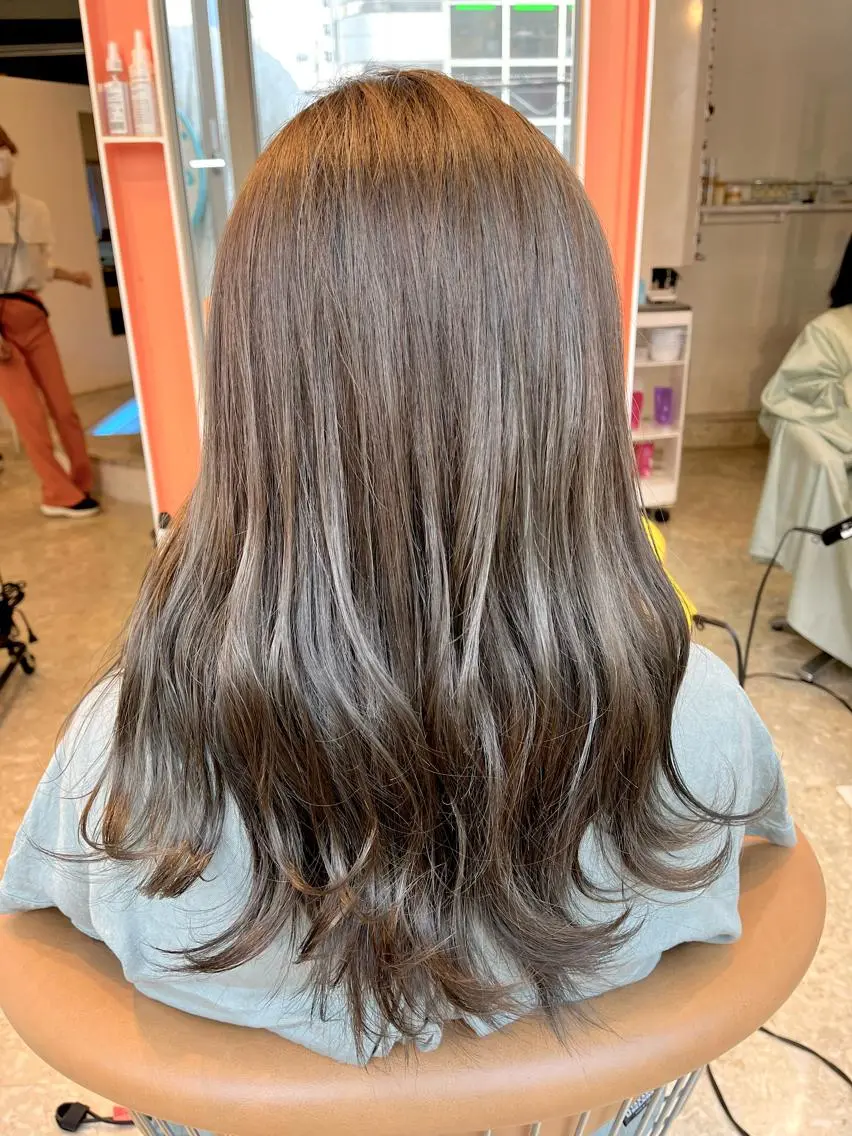 ミディアム カラー アッシュ ハイライトカラー ハイライト ヘアカラー うしだ かおるのヘアスタイル
