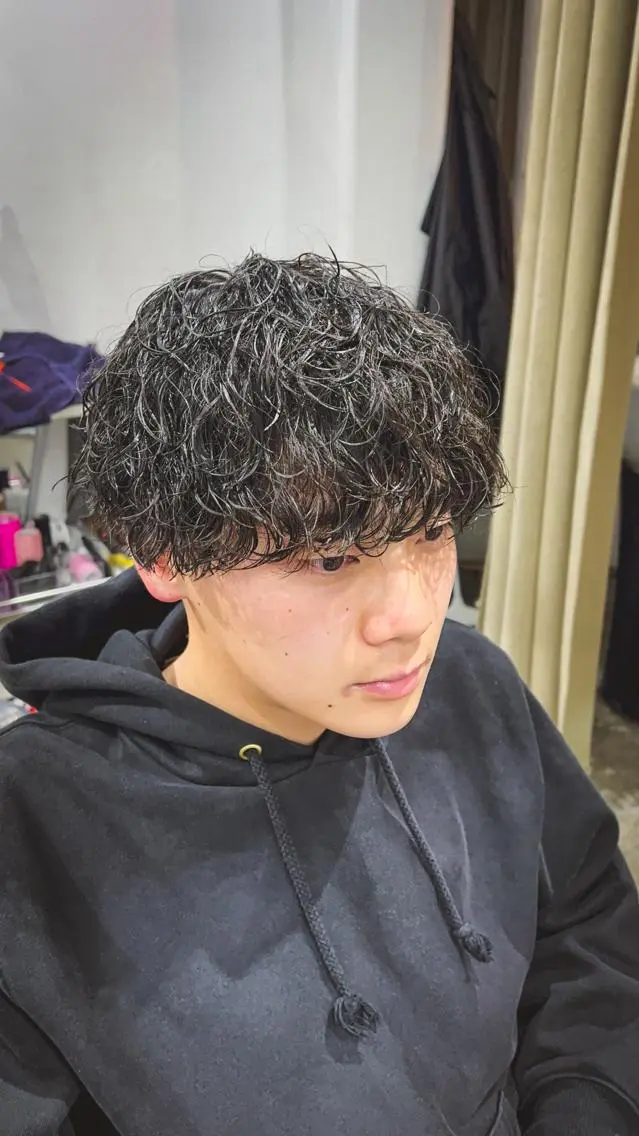 ショート パーマ メンズ メンズパーマ 波巻きパーマ 卒業式のヘアスタイル ✨骨格矯正メンズ特化 美容師公平✨のヘアスタイル