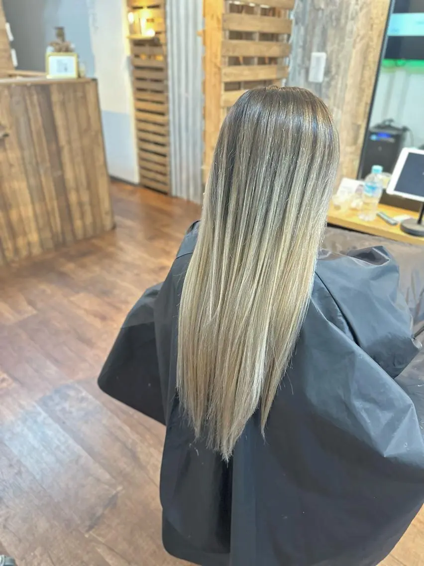 ロング カラー バレイヤージュ レイヤーカット カット ヘアカラー トリートメント Luzir⭐︎ GEN⭐︎のヘアスタイル