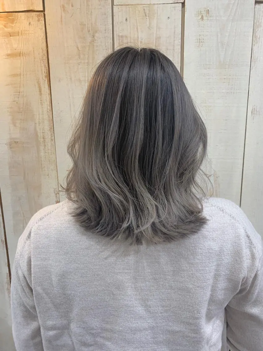 ミディアム カラー バレイヤージュ レイヤーカット 鷺谷 玲奈のヘアスタイル
