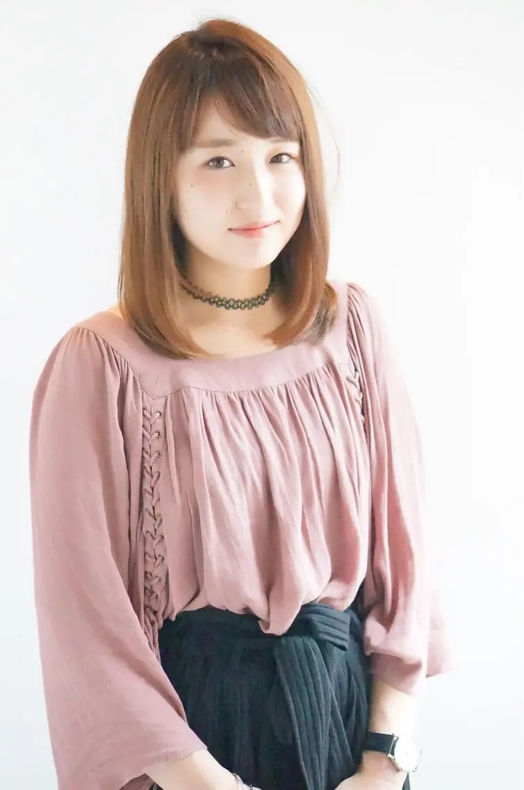 ミディアム 足立 磨咲のヘアスタイル
