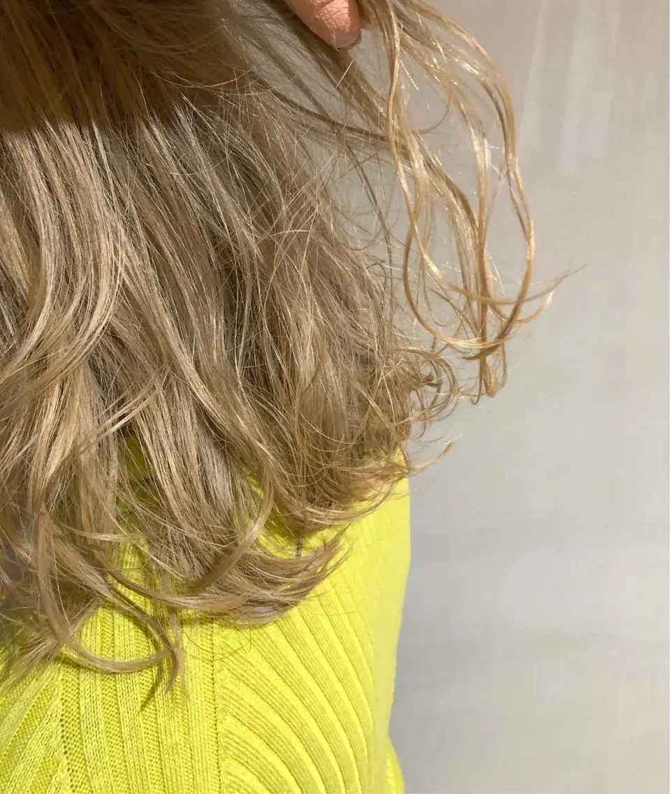 ミディアム カラー ベージュカラー ブリーチ ホワイトベージュ ウルフレイヤーカット /チヒロのヘアスタイル