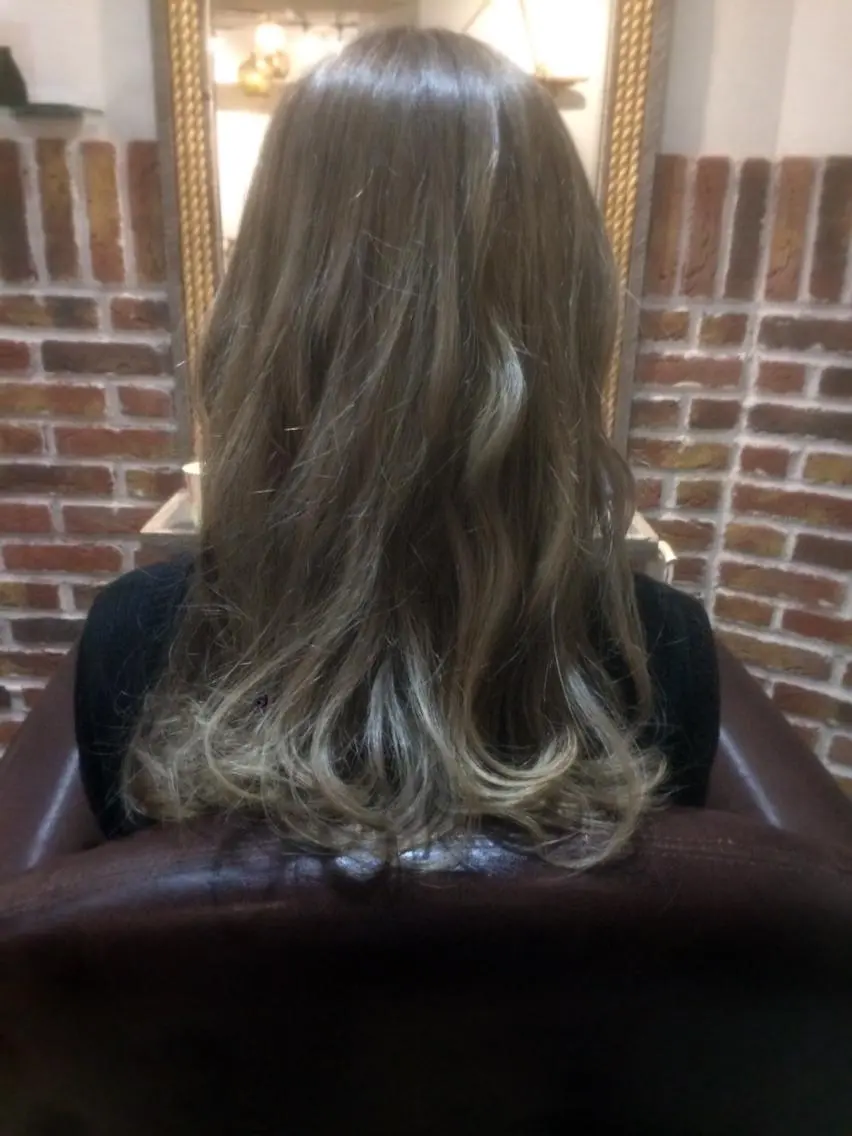 ミディアム カラー アッシュ ブリーチ イルミナカラー 外国人風カラー みうら ミウラのヘアスタイル