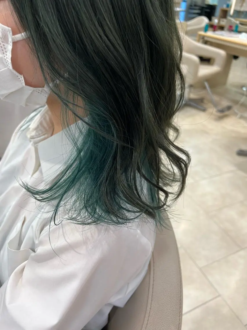 ミディアム カラー ベージュカラー インナーカラー オリーブベージュ 盛れるレイヤーカット 得意🌹井上美沙のヘアスタイル