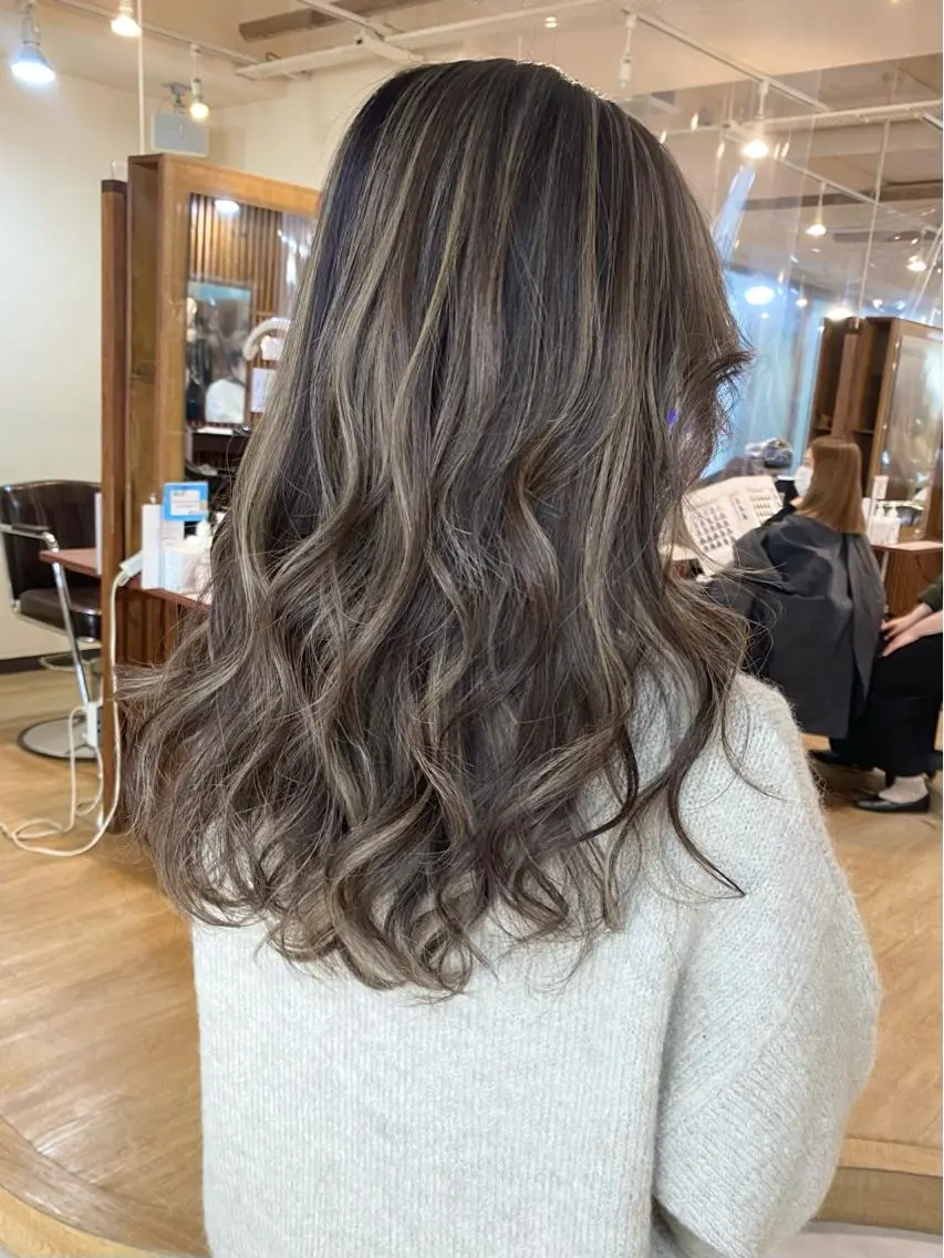 ロング カラー ハイライトカラー ハイライト 白髪ぼかし バレイヤージュ志鎌のヘアスタイル