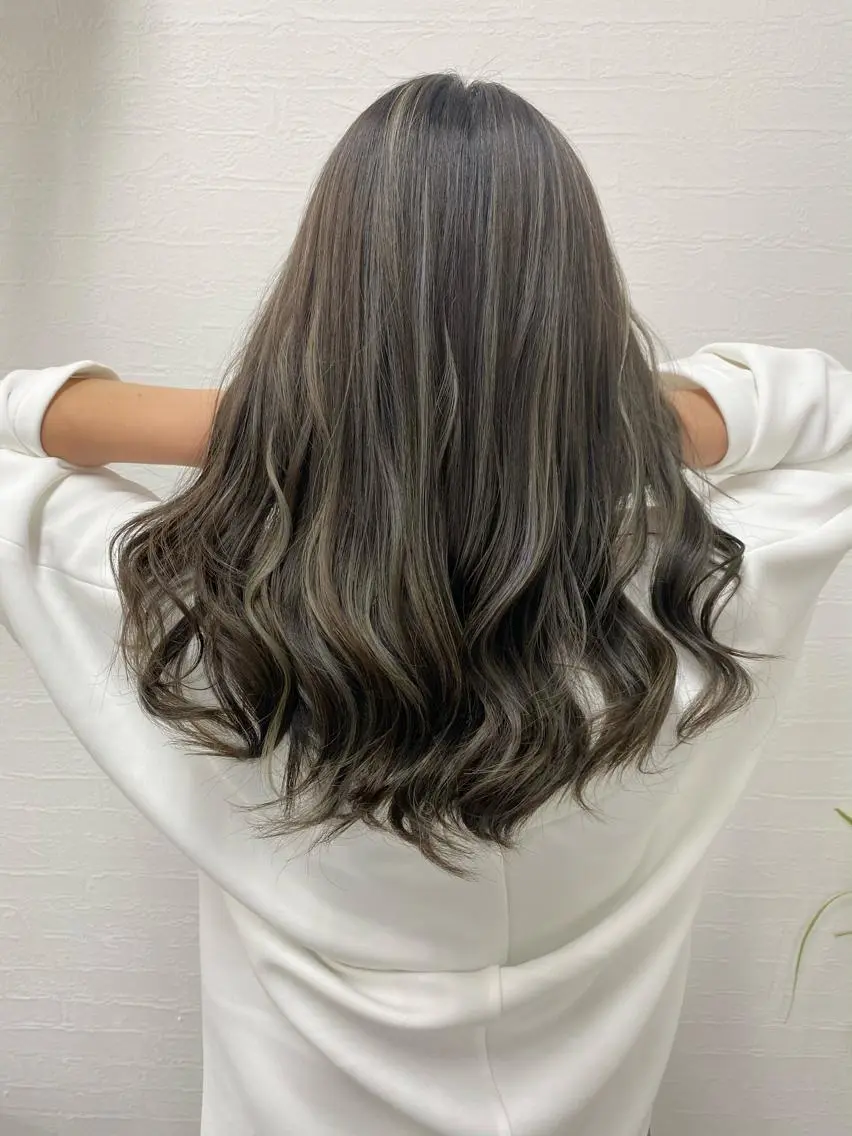 セミロング カラー ハイライトカラー ハイライト 森本 笑のヘアスタイル